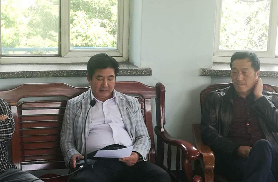 吉林站党员干部认真参加会议